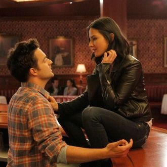 NEW GIRL: Nick (Jake Johnson, L) meets a tough and beautiful customer (guest star Olivia Munn, R) at the bar in the 