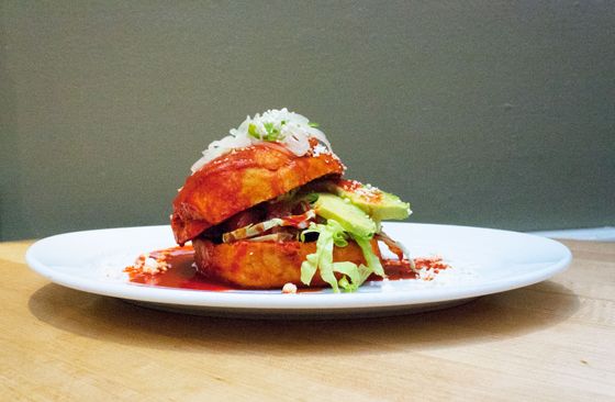 Torta ahogada con carnitas.