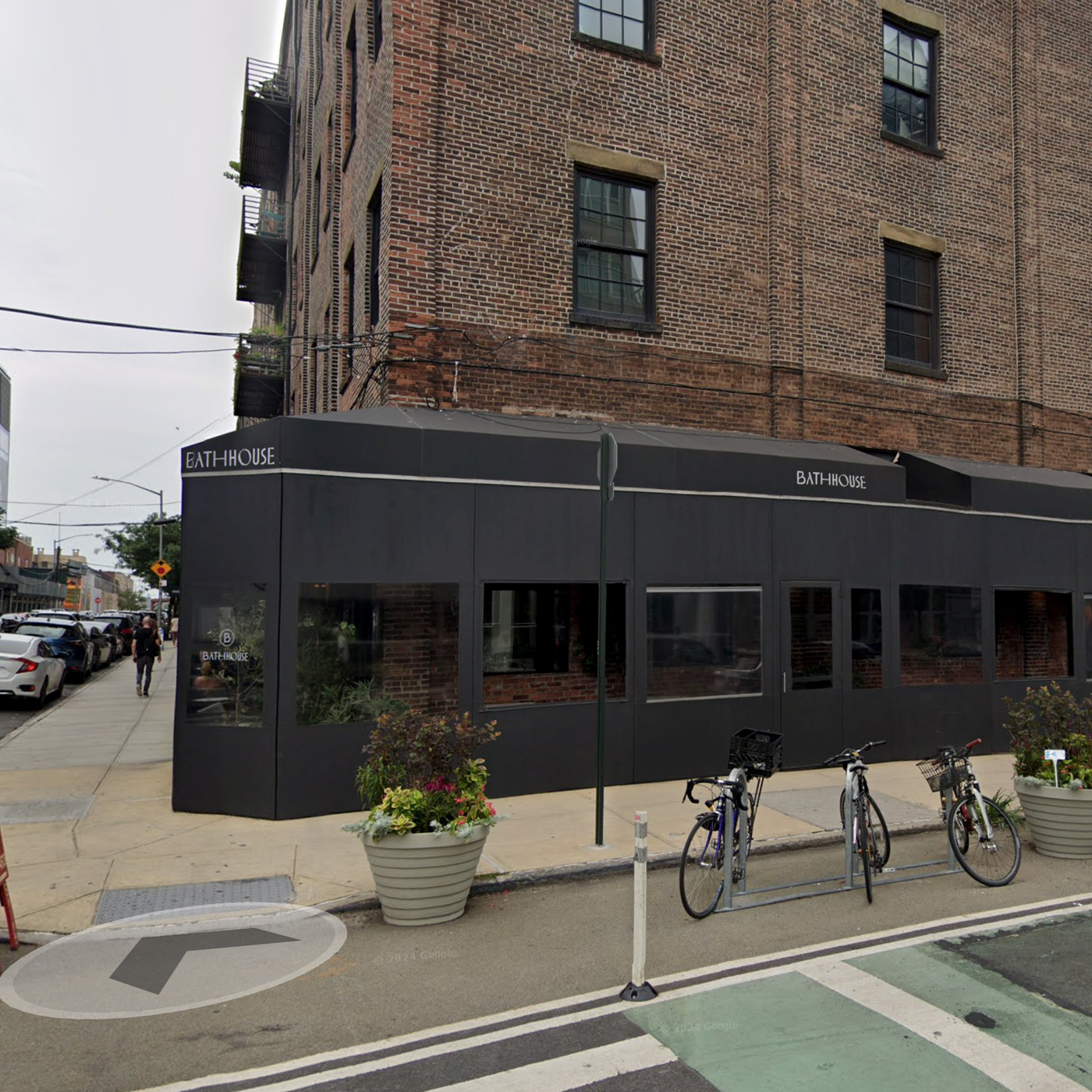 Trendy NYC bathhouse plagued by grime, mold and worms, ex