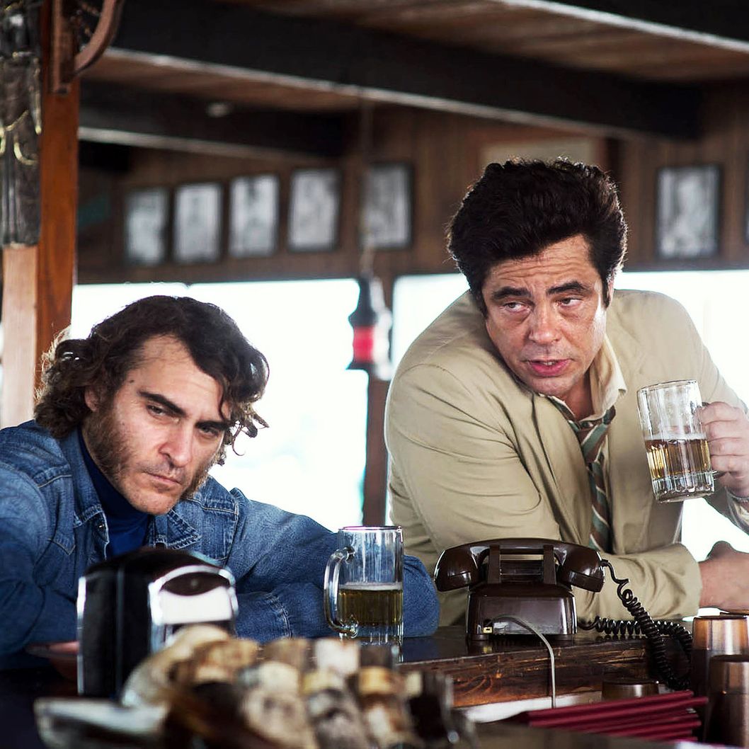 я понимаю что я не самый обаятельный парень. разговор подруг. человек входит в помещение. человек входит в дверь. повседневное общение.