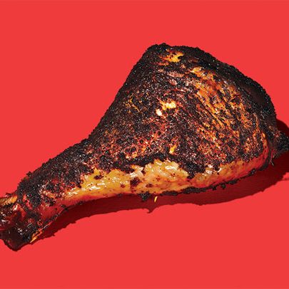 哈卡多什烧烤店(Hakadosh BBQ)的火鸡腿售价10至12美元，配泡菜和沙拉;还有什么比一个在德克萨斯长大的犹太人在集市上卖犹太烤火鸡腿更纽约的吗?酒席承办商阿里·怀特在eBay上找到了他的烟机，驱除了过去猪身上的幽灵和油脂。他说:“与其他肉类相比，火鸡更能呈现出木头的味道。”