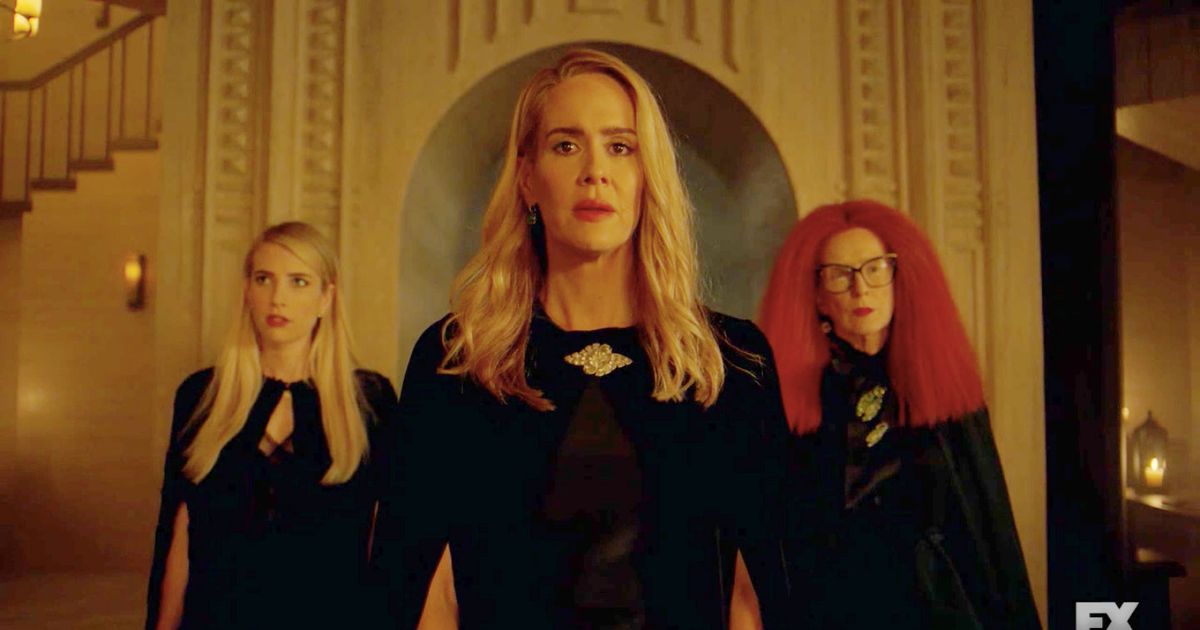 バレンシアガ！ライアン・マーフィーは言います契約魔女が戻ってきますああ