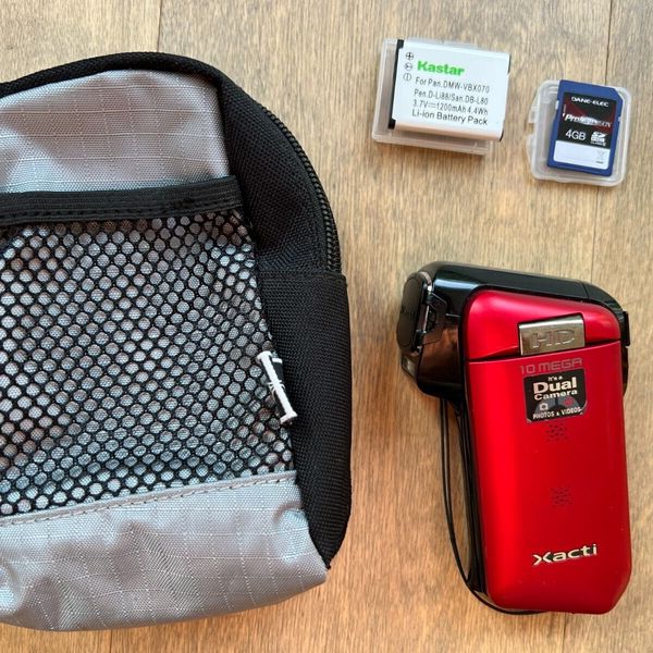 Sanyo Xacti VPC-CG10 Camcorder + Digital Camera New Battery + 4GB SD Card + Bag