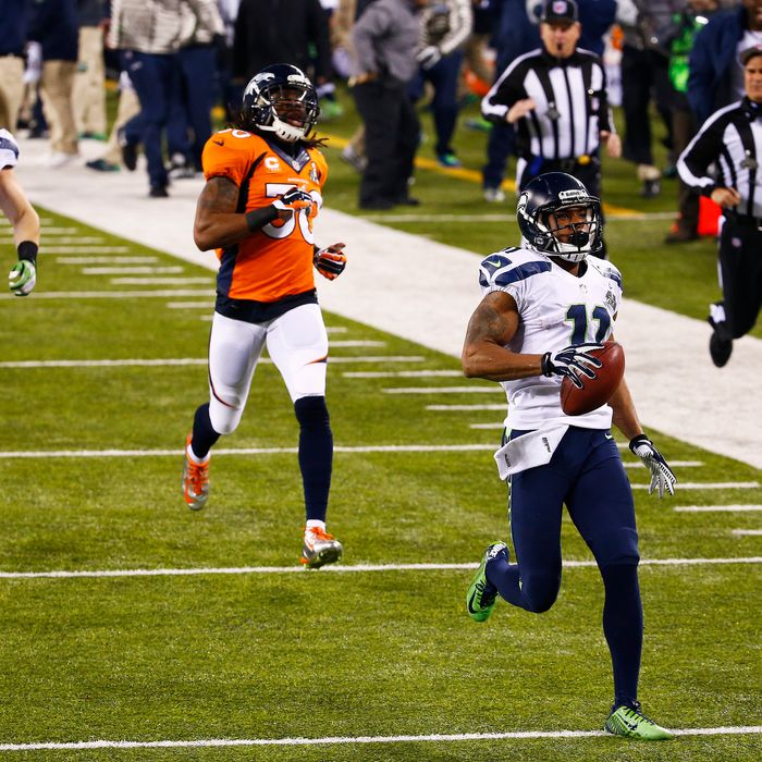 EAST RUTHERFORD, NJ - FEBRUARY 02: Wide receiver Percy Harvin #11 of the Seattle Seahawks returns the second half kickoff for 87 yards during the Pepsi Super Bowl XLVIII Halftime Show at MetLife Stadium against the Denver Broncos on February 2, 2014 in East Rutherford, New Jersey. (Photo by Tom Pennington/Getty Images)