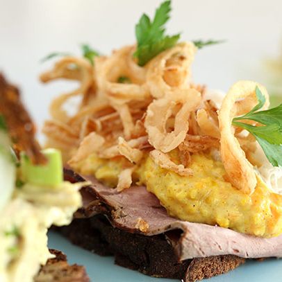 烤牛肉牛lo，脆皮洋葱，remoulade和新鲜磨碎的辣根。