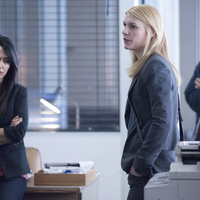 Nazanin Boniadi as Fara, Claire Danes as Carrie Mathison and Maury Sterling as Max in Homeland (Season 4, Episode 3). - Photo: David Bloomer/SHOWTIME - Photo ID: Homeland_403_1179.R