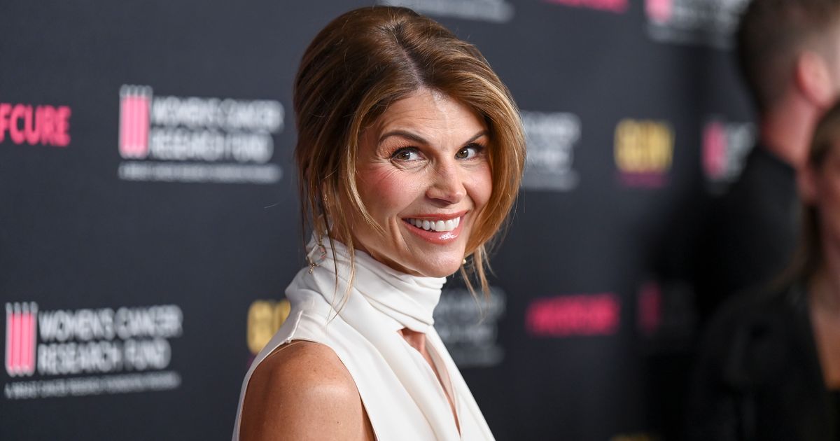 Lori Loughlin Quotes Chumbawamba After Varsity Blues Scandal - Vimarsana News