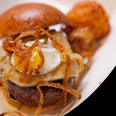 和牛芝士汉堡配鹌鹑蛋和脆洋葱。酥脆的白切达干酪和香葱土豆泥。