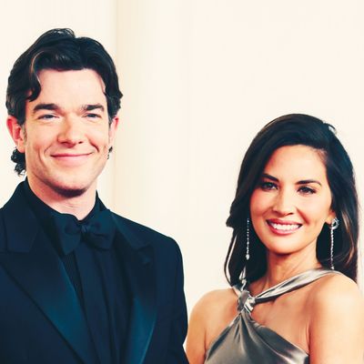 Olivia Munn y John Mulaney anuncian el nacimiento de un bebé mediante madre sustituta