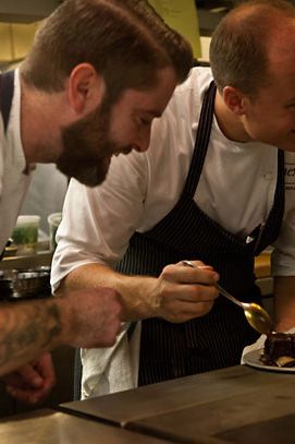 调味慢煮的鹿肉肋骨，仍在骨头上。