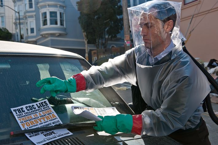 JUDE LAW as Alan Krumwiede in the thriller “CONTAGION,” a Warner Bros. Pictures release.