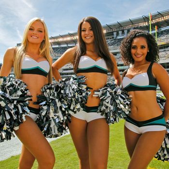 Philadelphia Eagles' Cheerleaders Wearing Vera Wang at Super Bowl – WWD