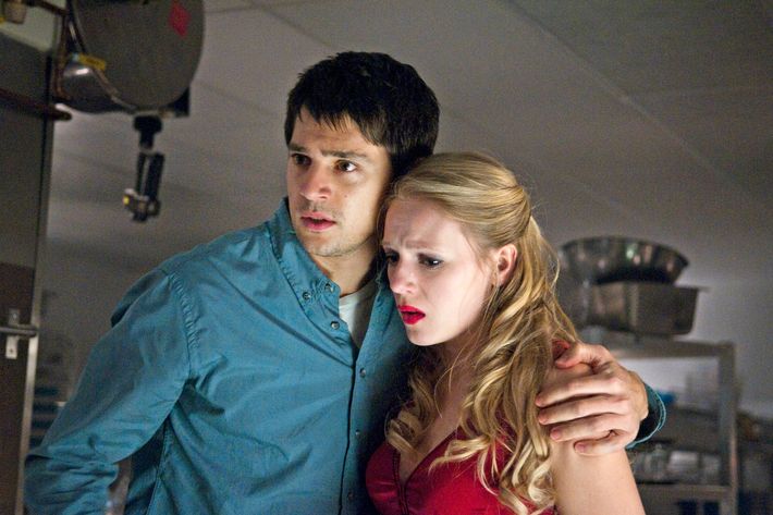 (L-r) NICHOLAS D’AGOSTO as Sam and EMMA BELL as Molly in New Line Cinema’s horror film “FINAL DESTINATION 5,” a Warner Bros. Pictures release.