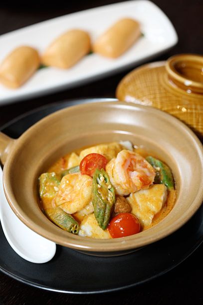 配对虾、智利鲈鱼和鱿鱼，配甜面包