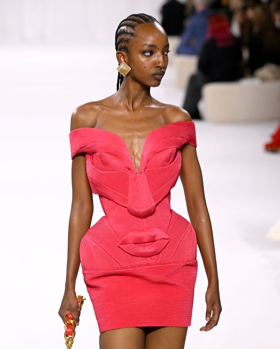 Balmain: Runway - Paris Fashion Week - Womenswear Spring-Summer 2025