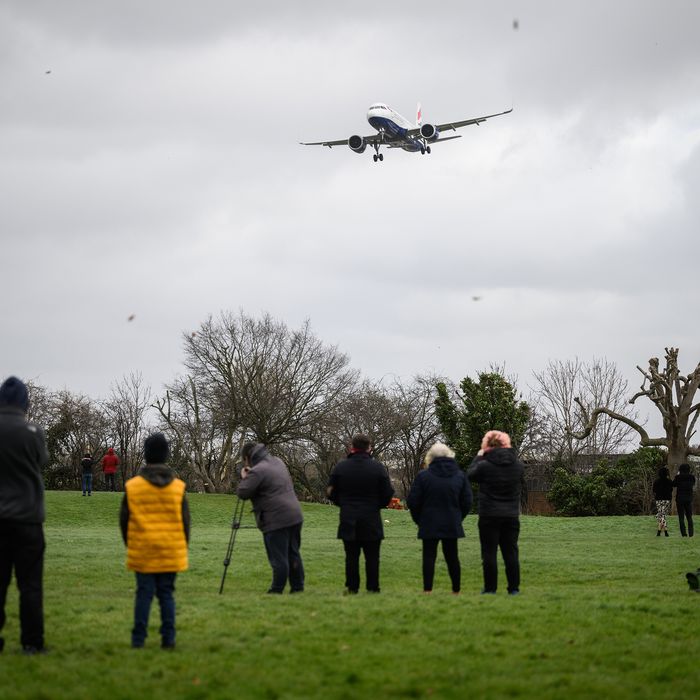 watch-jerry-dyer-narrate-planes-landing-in-extreme-wind