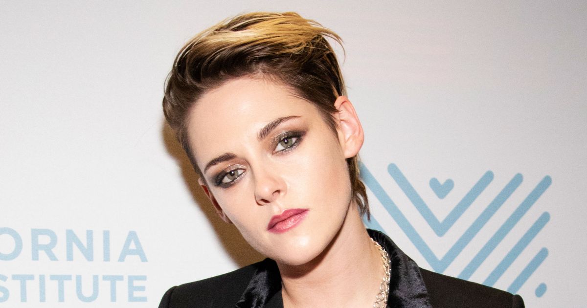 Kristen Stewart's bra and blazer look takes business casual to a new level  - HelloGigglesHelloGiggles
