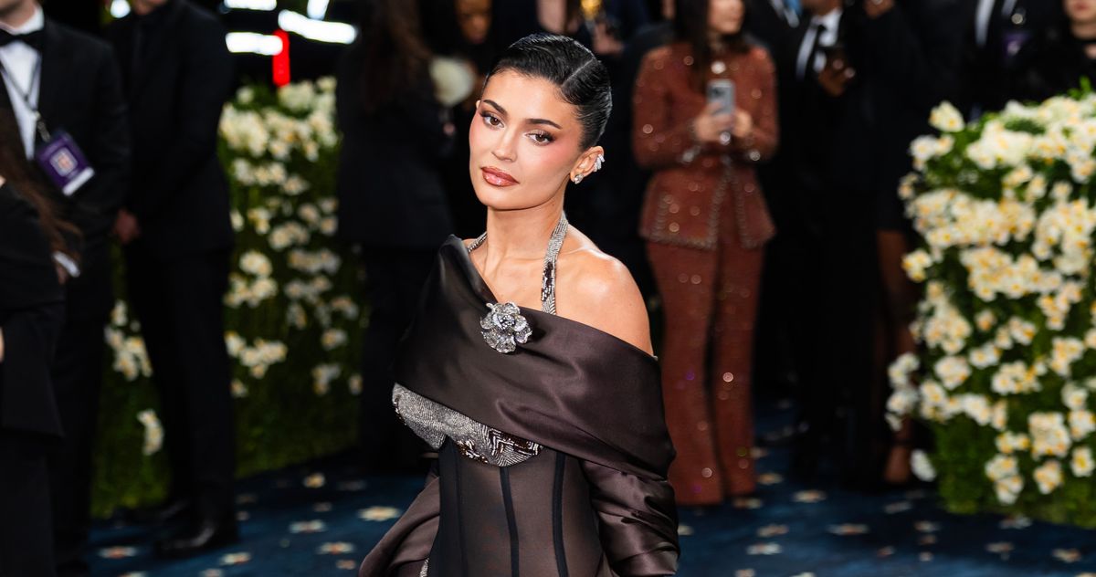 Now Why Is Kylie Jenner Taping Her Feet Into Stilettos?