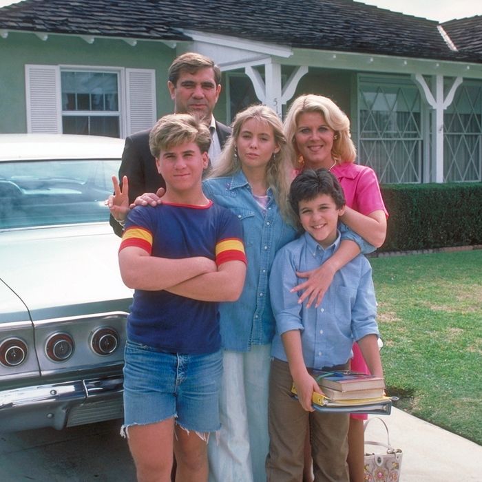 THE WONDER YEARS - Pilot - Season One - 1/31/88 Pre-teen Kevin Arnold (played by Fred Savage, bottom right) learned about life and love growing up in suburban America in the late 1960s. Pictured, from left: Jason Hervey (brother, Wayne), Dan Lauria (father, Jack), Olivia d'Abo (sister, Karen) and Alley Mills (mother, Norma).