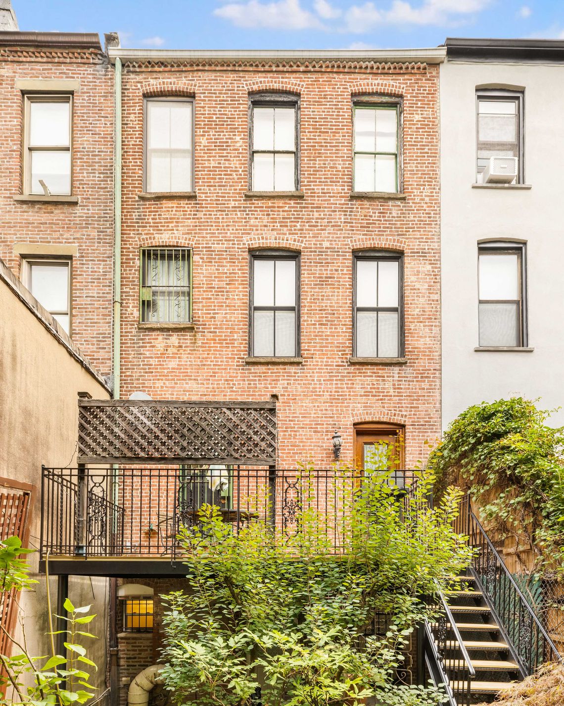 A Remarkably Untouched Park Slope Queen Anne With a Balcony, image size:1140x1425