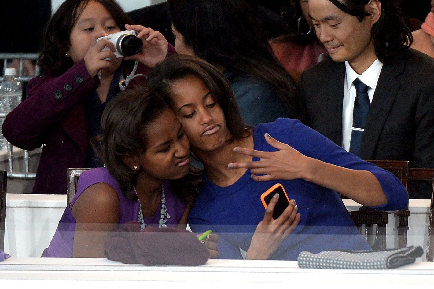 galleries sasha and malia obama selfie