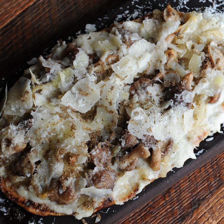 古柯(西班牙式披萨):crème fraîche底部撒上茴香、香菇、夏季松露和佩科里诺干酪。