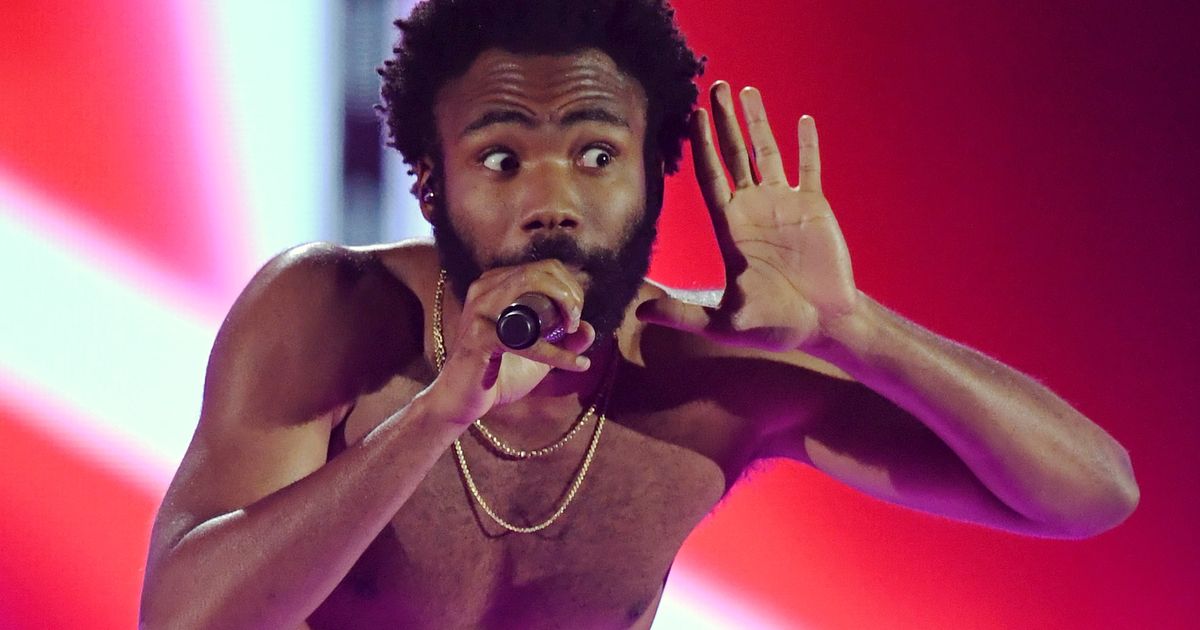 唐納德·格洛弗 (Donald Glover) 告訴他的科切拉 (Coachella) 歌迷把手機收起來，否則就“回家”