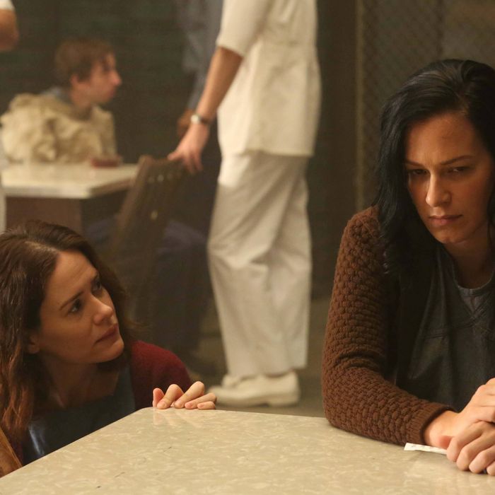 AMERICAN HORROR STORY I Am Anne Frank, Pt. 1 -- Episode 204 (Airs Wednesday, November 7, 10:00 pm e/p) -- Pictured: (L-R) Sarah Paulson as Lana Winters, Franka Potente as Kassie -- CR: Byron Cohen/FX