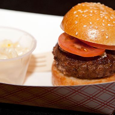 苹果木培根面包皮汉堡，松露通心粉和奶酪。