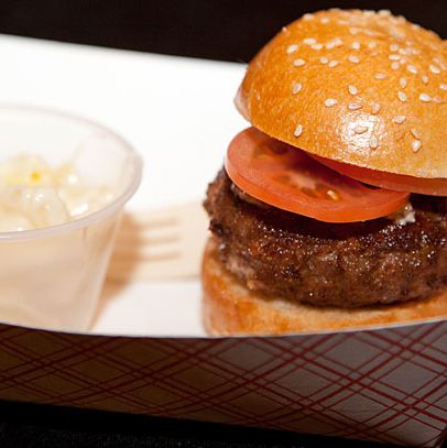 苹果木培根面包皮汉堡，松露通心粉和奶酪。