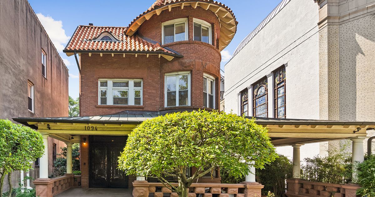 The Queen Anne With a Porte Cochere on Park Place