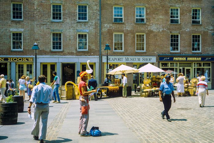 Street performers outside the museum, 1985.