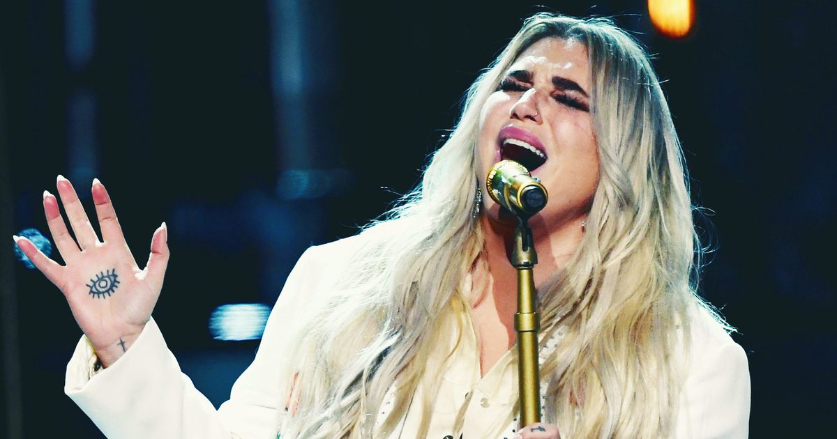 Kesha Performs Praying at Grammys 2018 for #MeToo