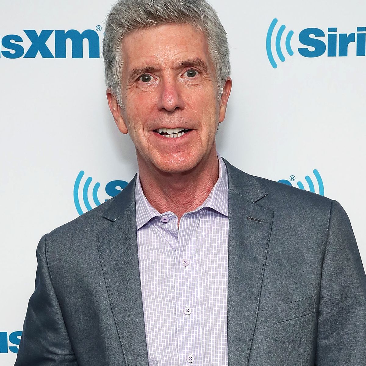 Der 69 Jahre alte 175 cm große Tom Bergeron im 2024 Foto