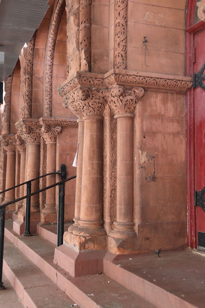 … but the sandstone is coming apart.