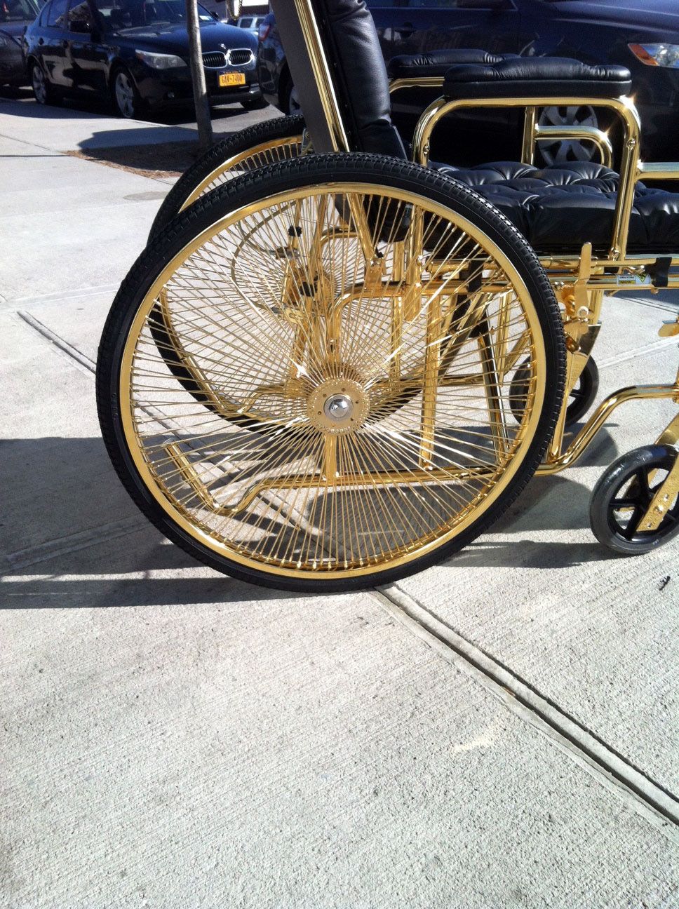 Леди Гага в инвалидной коляске