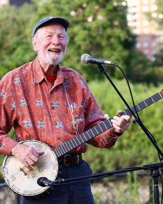 NEW YORK - SEPTEMBER 03: Singer Pete Seeger performs at the 2009 Dorothy and Lillian Gish Prize special outdoor tribute at Hunts Point Riverside Park on September 3, 2009 in New York City. (Photo by Astrid Stawiarz/Getty Images) *** Local Caption *** Pete Seeger
