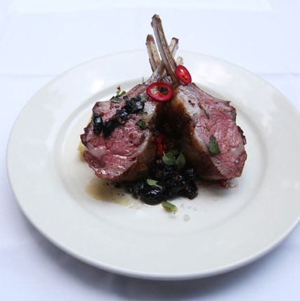 洁食羊肉，藜麦塔博勒，还有黑橄榄。