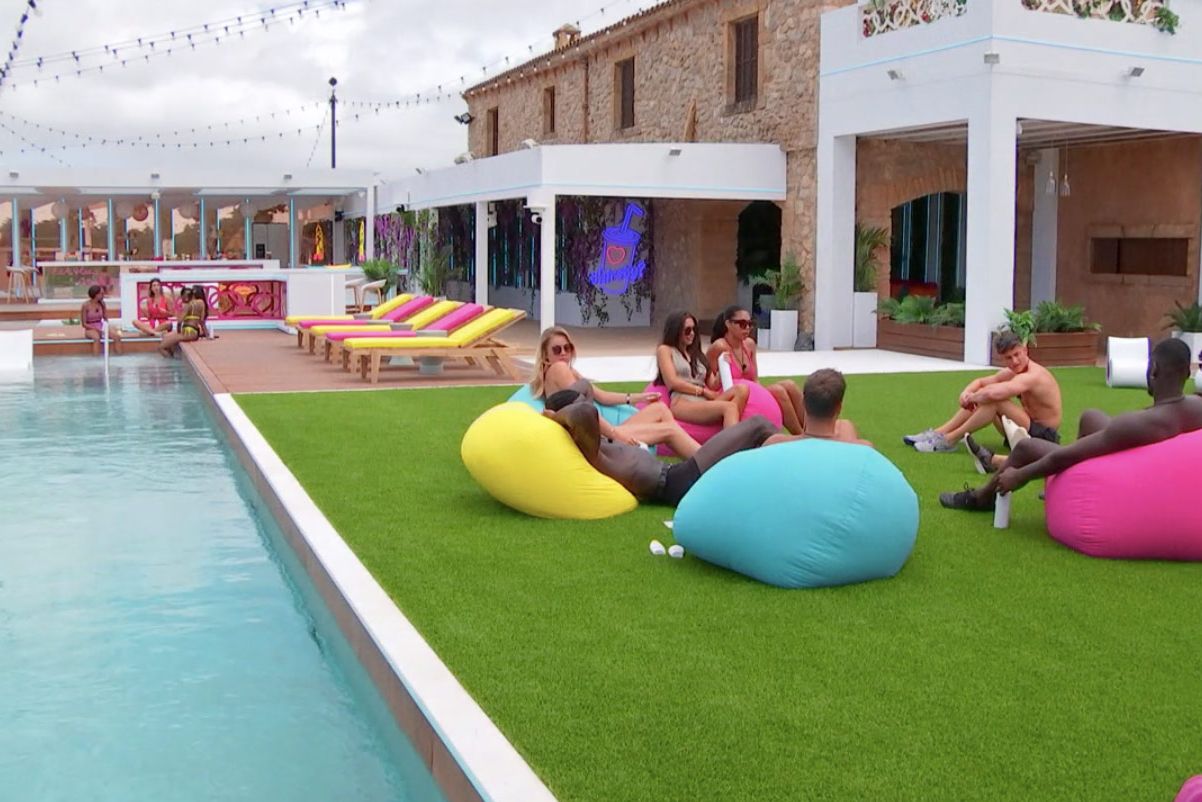 Love Island Season 8 Outdoor-Seating Taxonomy