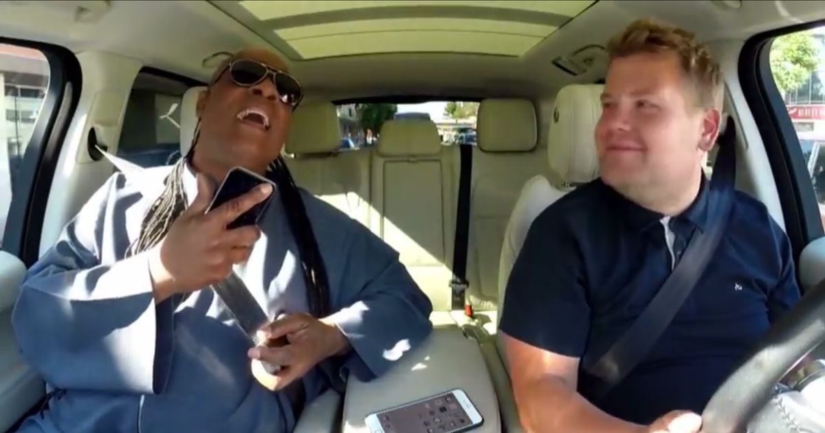 Stevie Wonder FaceTimesは、James Cordenの「Carpool Karaoke」中に運転しようとします