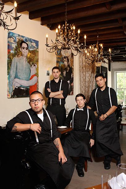 亨利·斯提姆勒将这些强盗的制服描述为“老黑手党”。这种服装设计有一个目的:配色与服务员的颜色相反，这有助于避免顾客在餐厅里感到困惑。