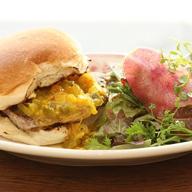 猪排三明治配招牌沙拉8.5美元