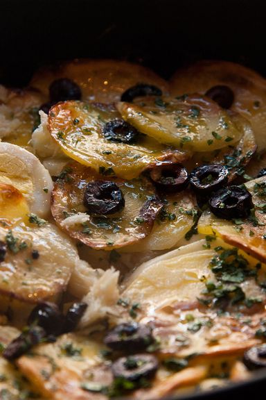 Bacalhau à Gomes de Sá:土豆、橄榄和鸡蛋的盐鳕鱼砂锅。