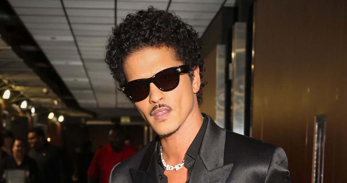 Jaded Star Bruno Mars Unleashes His Wildly Unoriginal “Romantic Tour” — Critics Call It Formulaic Pandering