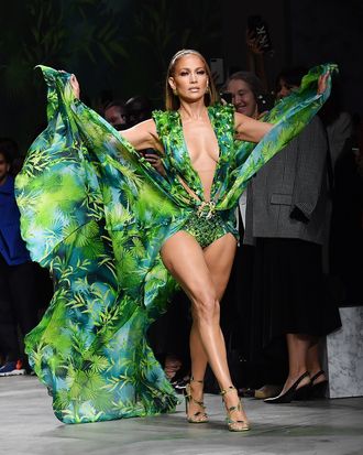 delicatesse personeel Kinderrijmpjes Jennifer Lopez Walks in Versace Show in Jungle Dress