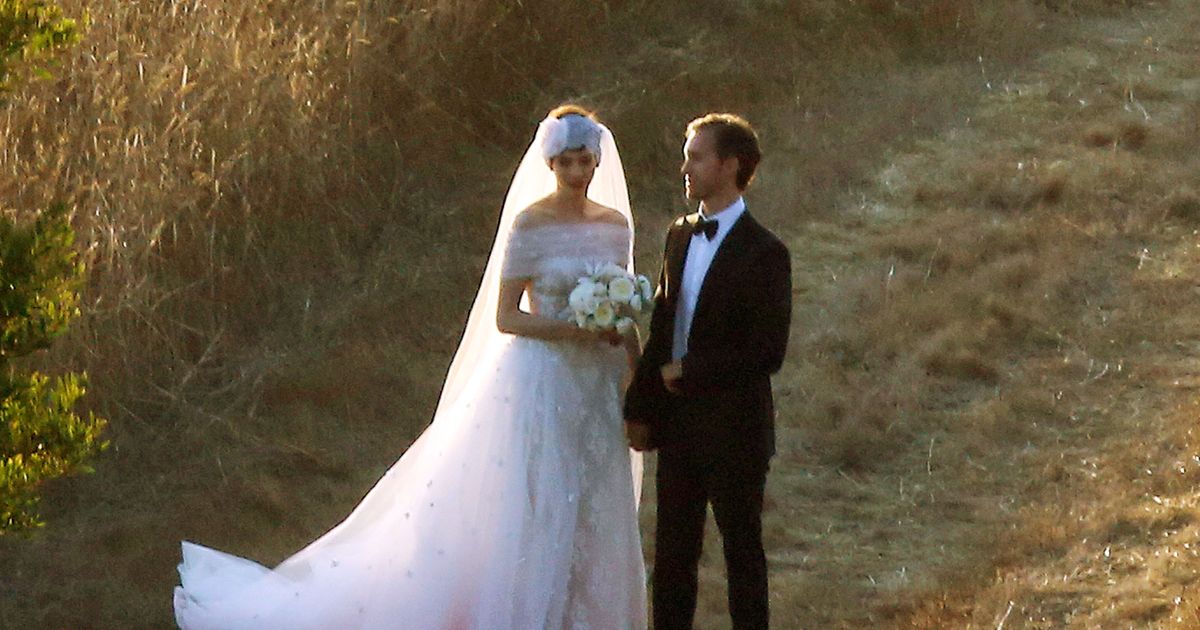 Anne Hathaway s Wedding Dress