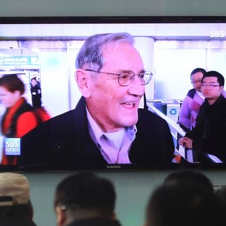 People watch a TV news program showing U.S. citizen Merrill Newman released by North Korea, at Seoul Railway Station in Seoul, South Korea, Saturday, Dec 7, 2013. North Korea on Saturday freed the 85-year-old U.S. veteran of the Korean War after a weekslong detention, ending the saga of Newman's attempt to visit the North as a tourist six decades after he oversaw a group of South Korean wartime guerrillas still loathed by Pyongyang. (AP Photo/Ahn Young-joon)