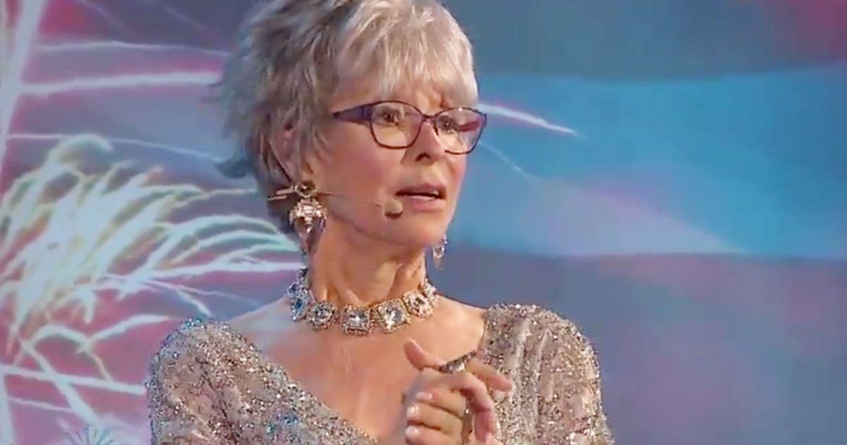 麗塔·莫雷諾（Rita Moreno）在7月4日提供了“新巨像”的動感