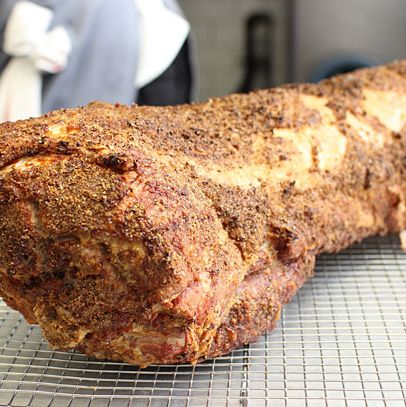 这道20磅重的猪腰肉带骨，撒上盐、胡椒粉和碎香菜。上桌前要静置一小时。