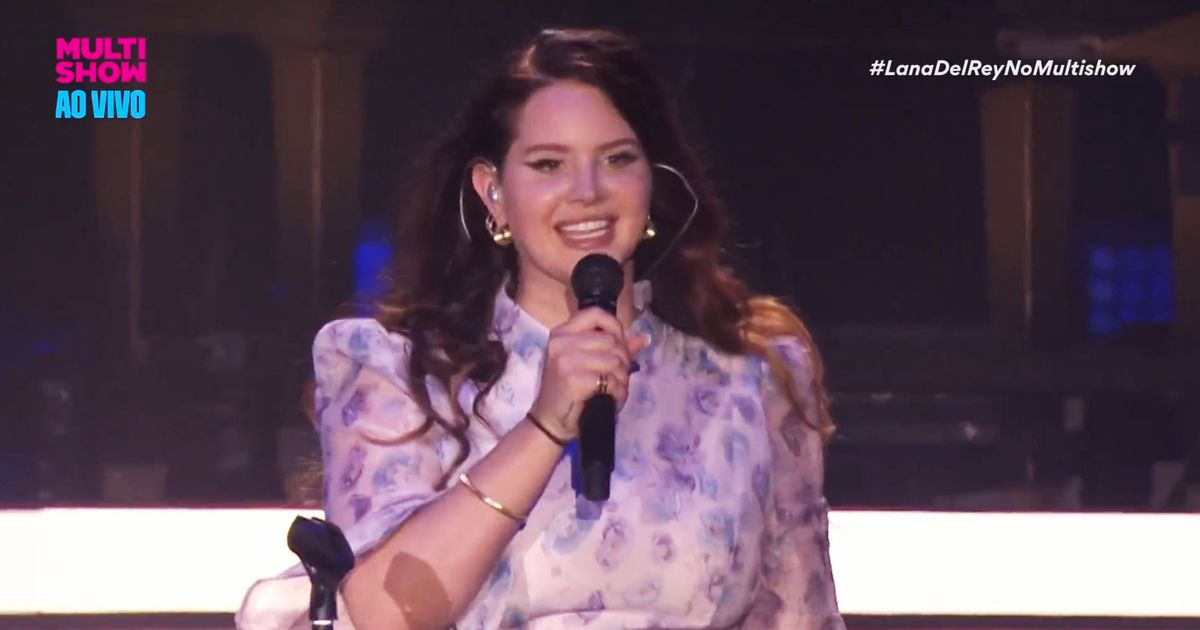 Lana Del Rey Stopped Her Brazil Concert to Look For Her Vape
